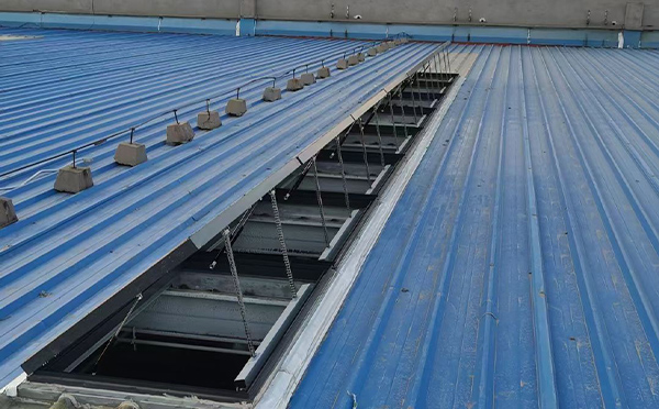 某城市大型商业综合体中庭杨陵排烟窗工程